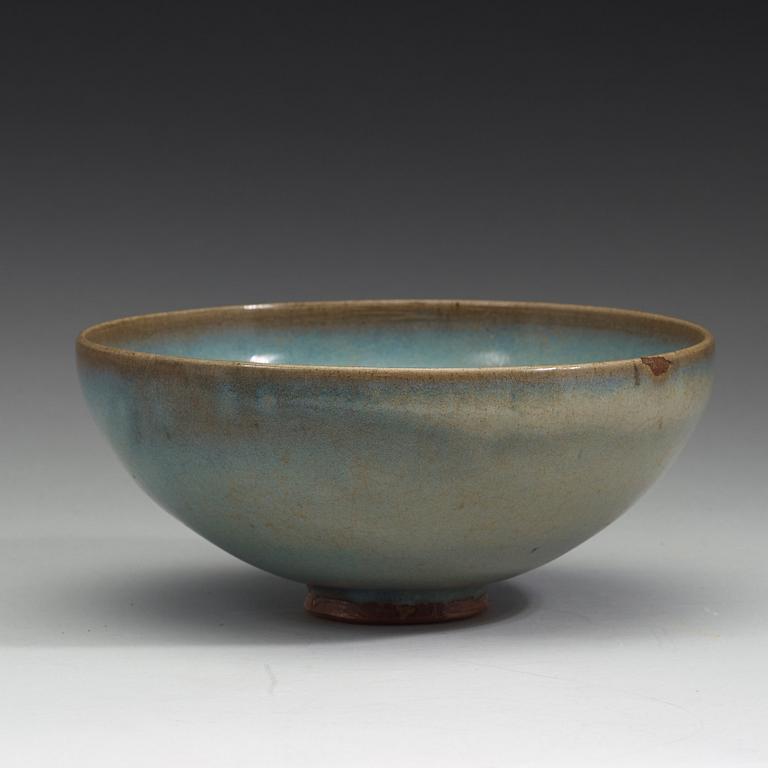 A jun-glazed bowl, Song-Yuan dynasty (960-1368).