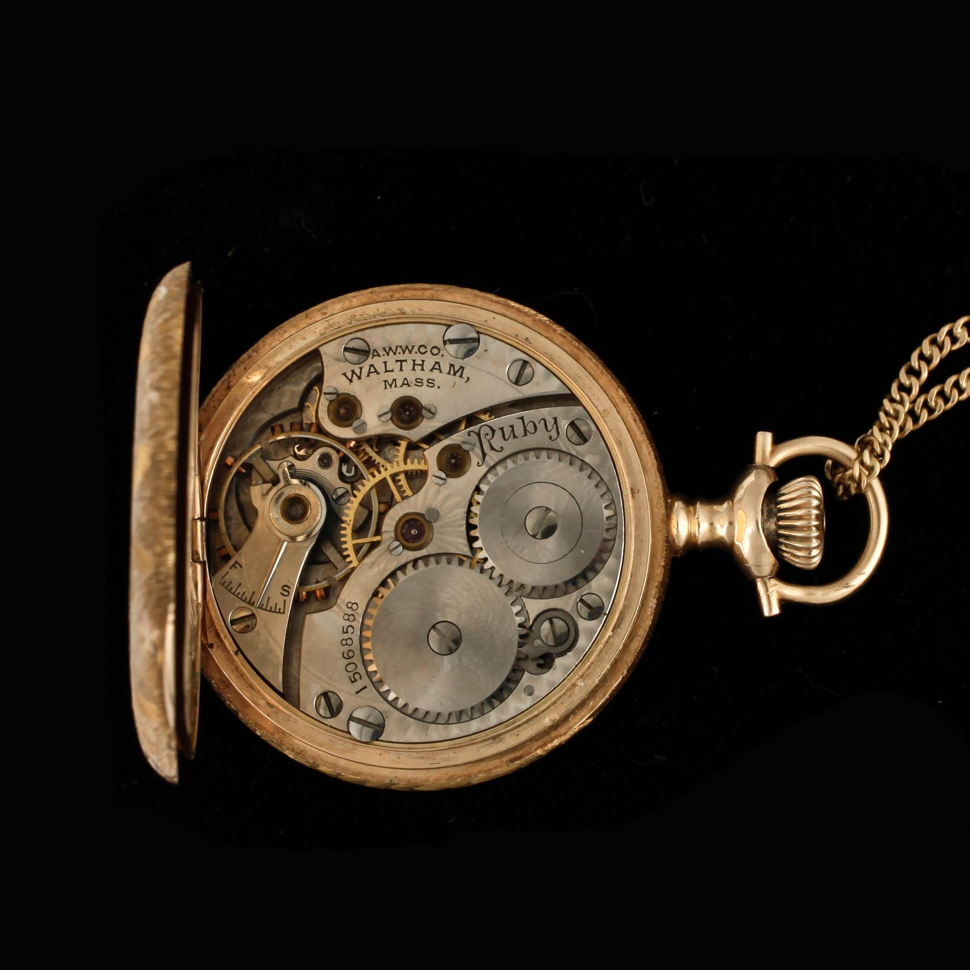 SAVONETTUR OCH KEDJA, dam, 14k resp 18k guld. Waltham Watch Co, USA, modell 1898, Ruby. Vikt 20,6 resp 10,9g.