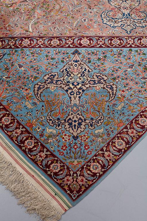 A CARPET, Old Esfahan, ca 416 x 305 cm (+ the ends have 5,5 and 7 cm flat weave).