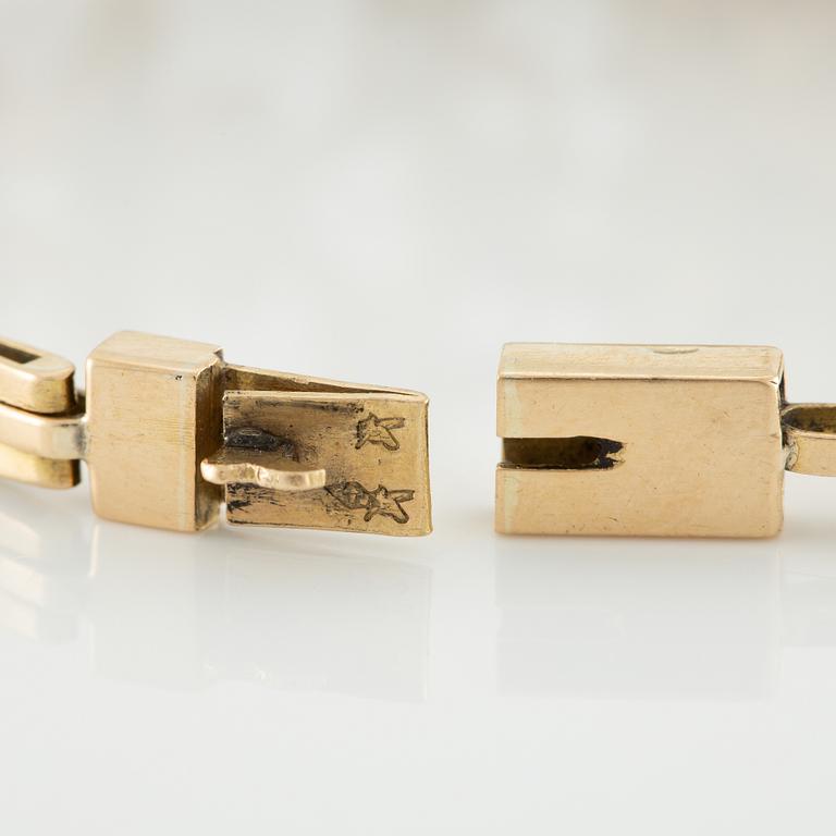 Necklace and bracelet in with floral motif set with cabochon-cut emeralds and rose-cut diamonds.