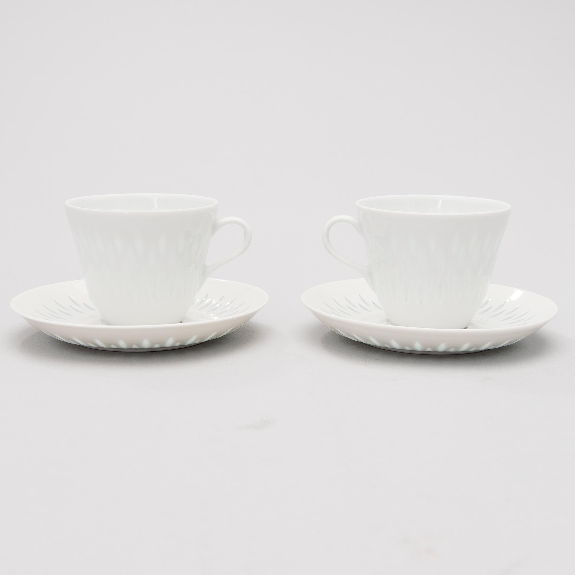 A 40-piece set of tableware in porcelain, signed F.H.Kj. Finland Arabia.