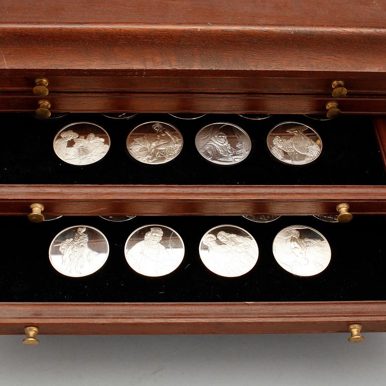 MEDALJSAMLING, 50 st, sterling silver, "Rembrandt silver", svenska kontrollstämplar, Franklin Mint AB. Tot ca 3300 gram.