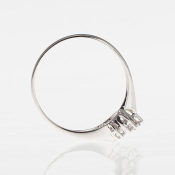 RING, 18K vitguld, fem diamanter, otydliga finska stämplar. Vikt 1,9 g.