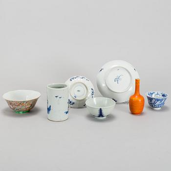 A group of 8 Chinese ceramics, 19/20th Century.