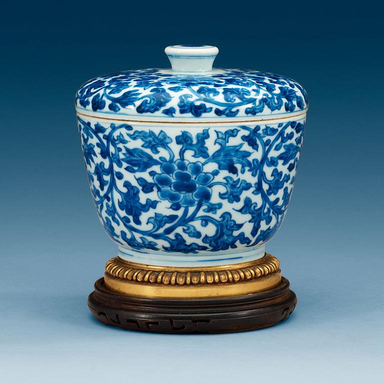 A blue and white bowl with cover, Qing dynasty, Kangxi (1662-1722).