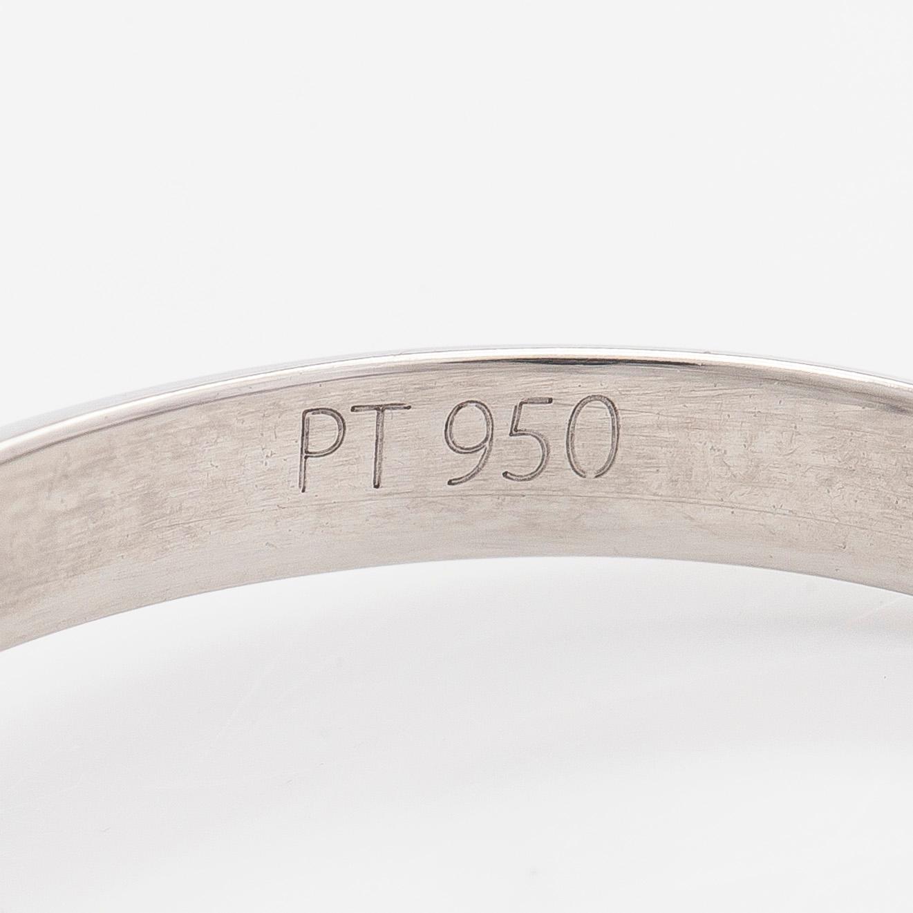 Sormus, platinaa ja briljanttihiottu timantti.