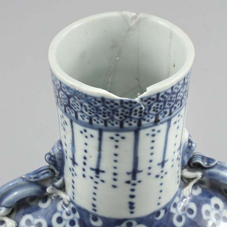 PILGRIMSKRUS, porslin, Kina, 1800/1900-tal.