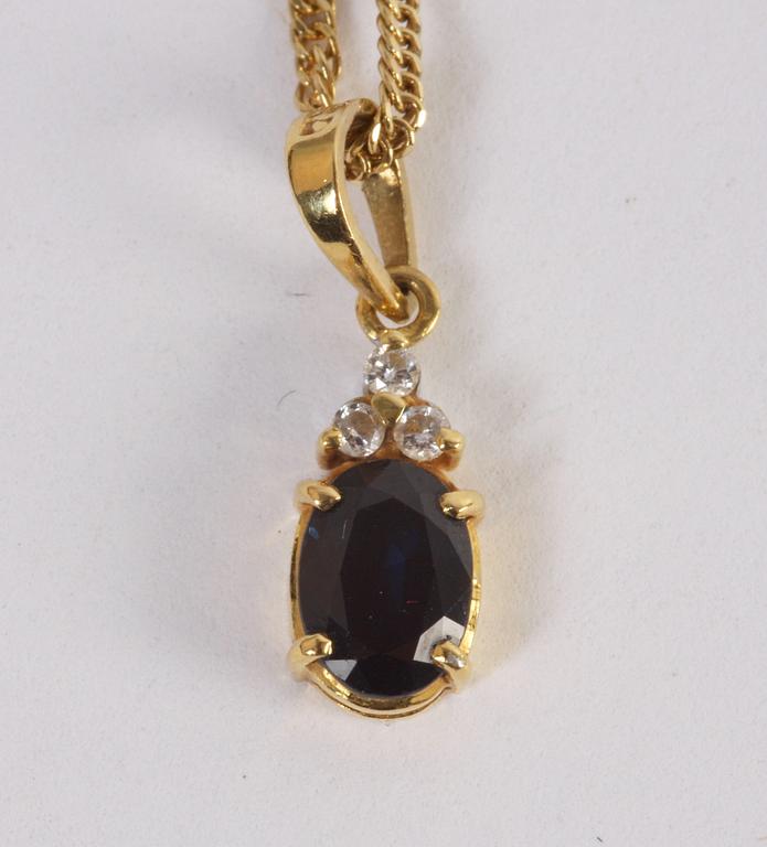 SMYCKEGARNITYR, 4 delar, 18K guld med safirer och briljanter.