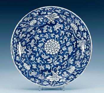 A blue and white charger, Qing dynasty, Kangxi (1662-1722).