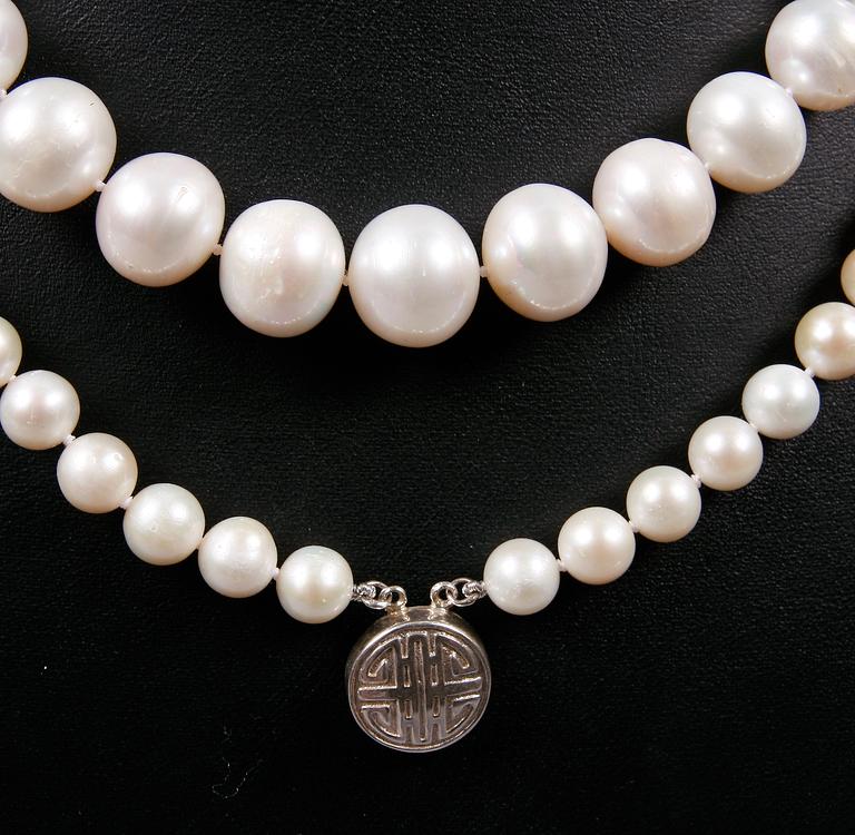 PÄRLCOLLIER, 2 st, silverlås, 2000-tal.
