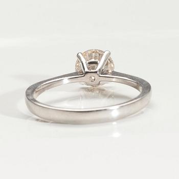 RING, 18K vitguld. Briljantslipad diamant ca 1.06 ct. Skiftande/si. Storlek 17. Vikt 2.8 g.