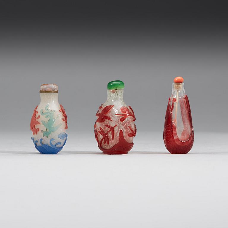 SNUSFLASKOR, tre stycken, pekingglas. Qing dynastin (1644-1912).