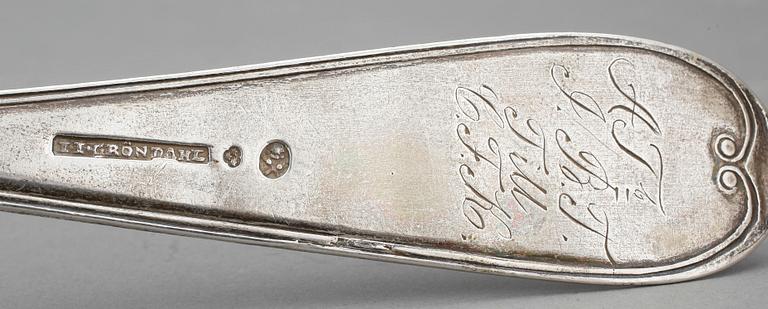 BESTICKDELAR, silver, 7 delar, bland annat en matsked av Hans Lyberg mästare i Borås (1806-1848). Vikt ca 189 g.