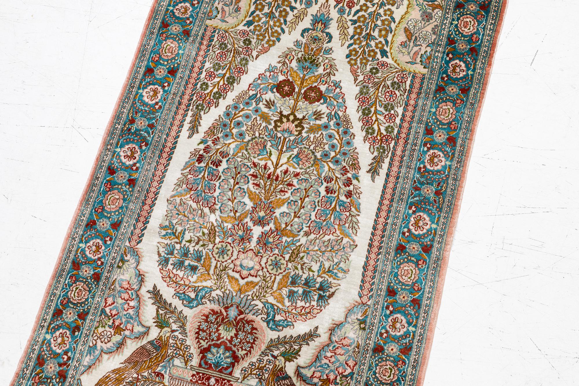 Matta, silke,  ca 125 x 61 cm.