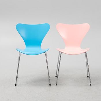 Arne Jacobsen, a pair of 'Series 7' chairs for Fritz Hansen, dated 2006.