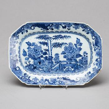 A Chinese export porcelain blue and white dish, Qing dynasty, Qianlong (1736-95).