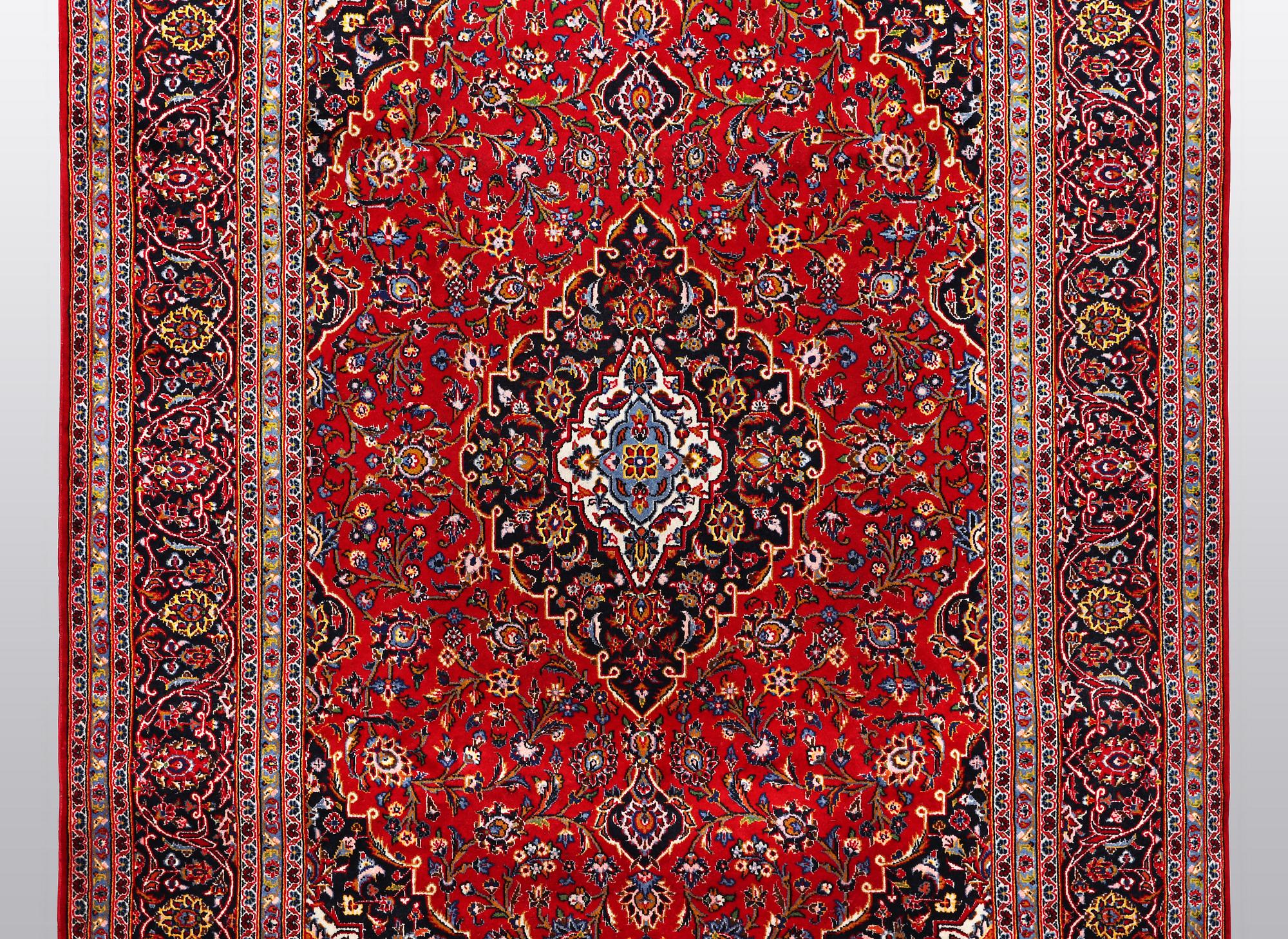 A carpet, Kashan, ca 298 x 202 cm.