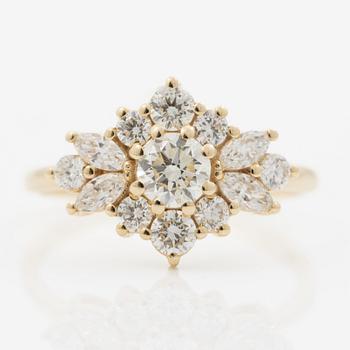 Ring 18K gold set with round brilliant-cut diamonds.