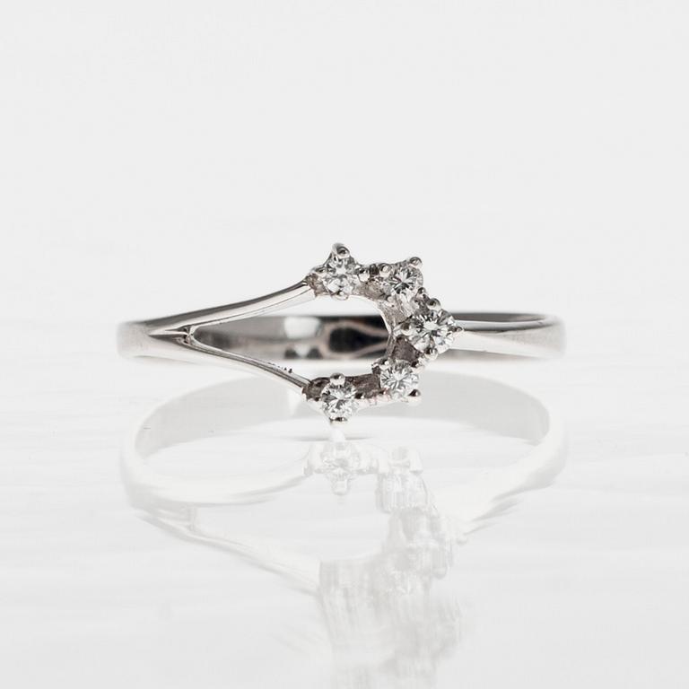 RING, 18K vitguld, fem diamanter, otydliga finska stämplar. Vikt 1,9 g.