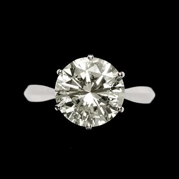 1093. A brilliant cut diamond ring, 5.55 cts.