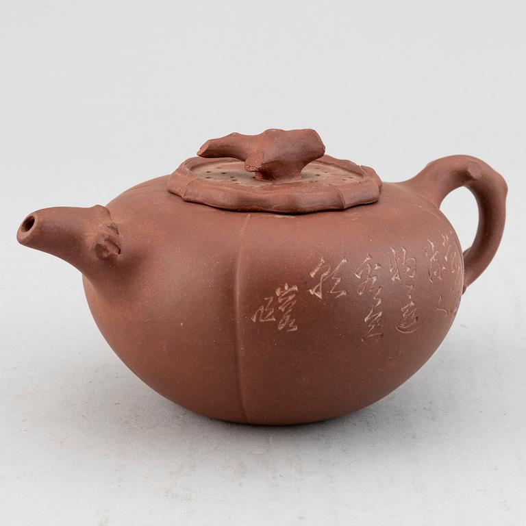 A Chinese yixing teapot with cover, 20th century.