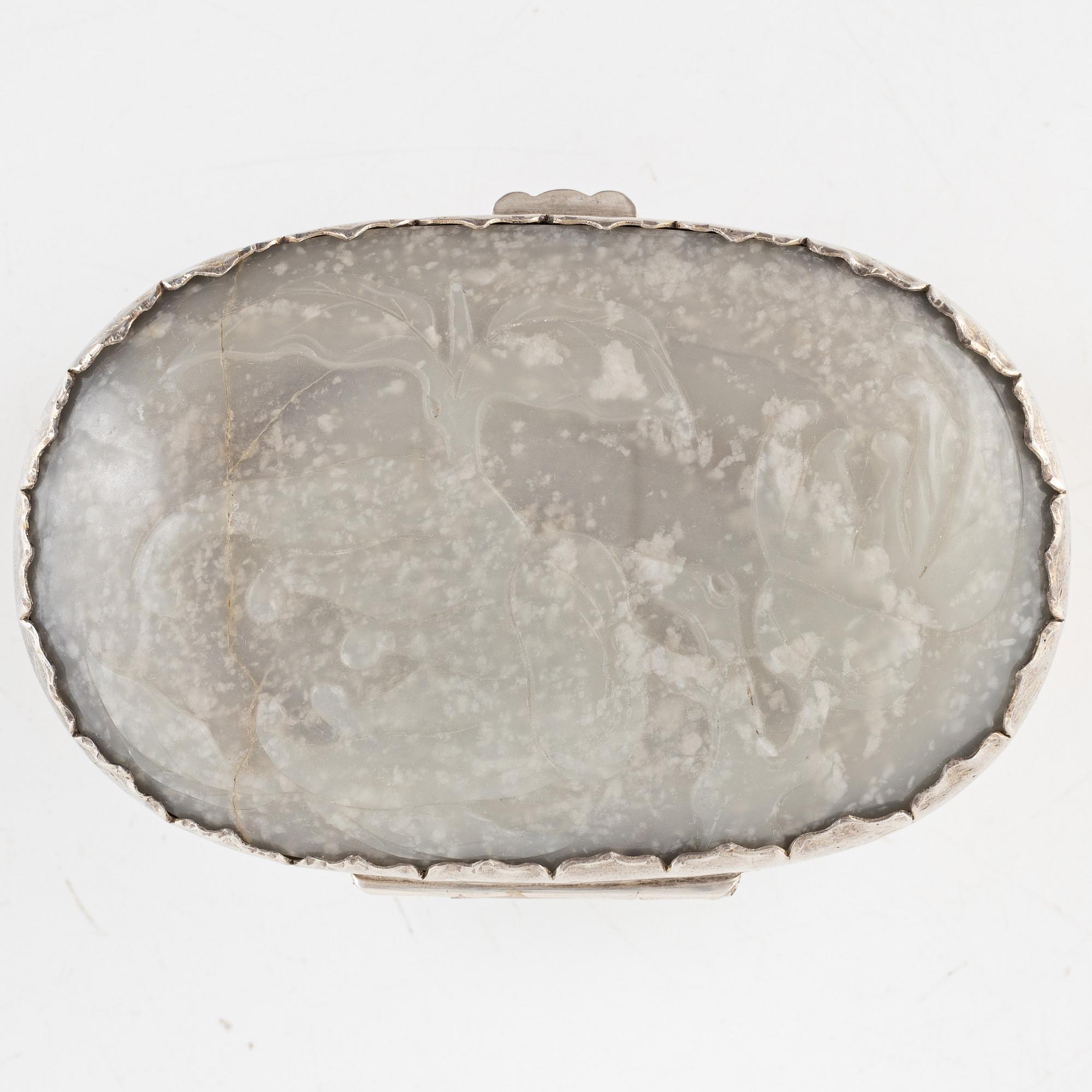 Ask, silver, lock med innefattad kinesisk nefrit relief, 1900-tal.