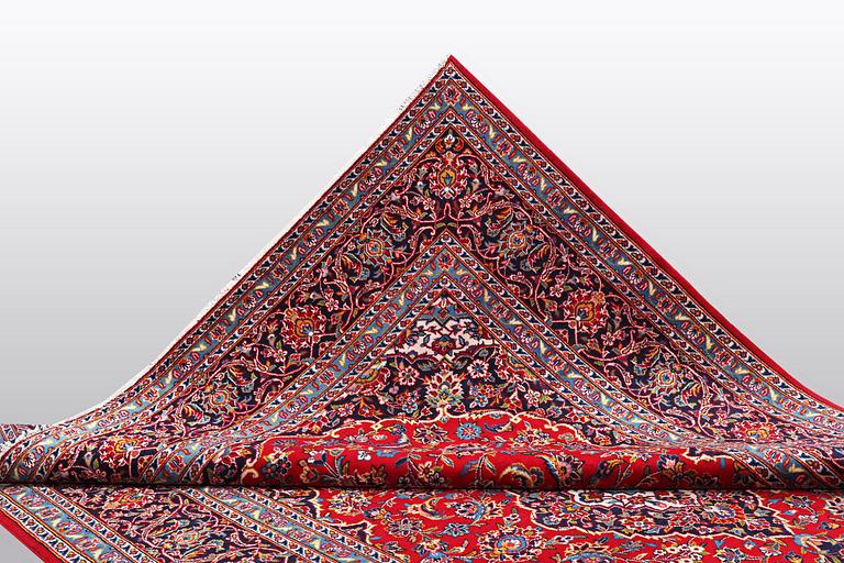 A carpet, Kashan, ca 370 x 267 cm.
