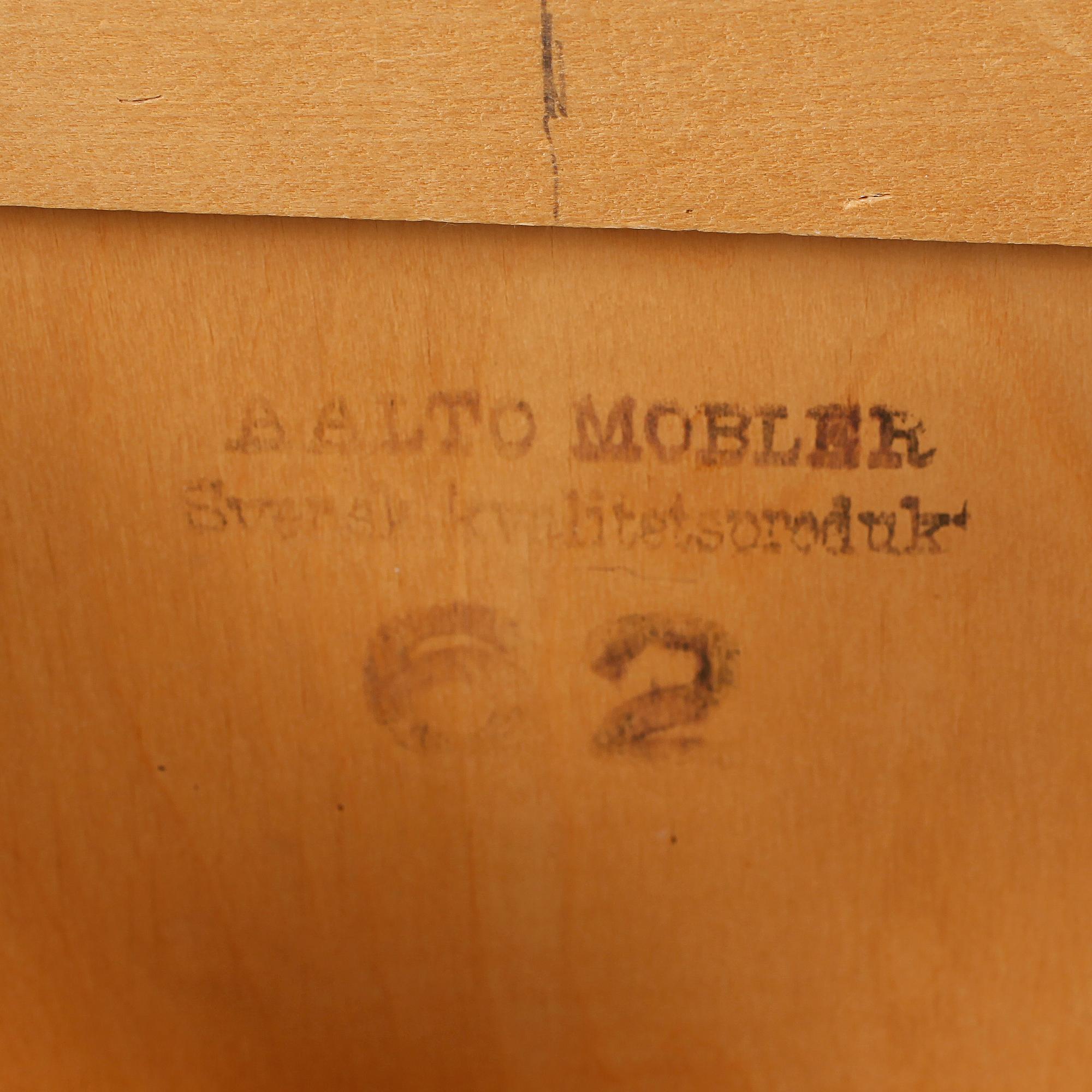 STOLAR, ett par, Alvar Aalto, modell 62, omkring år 1950.