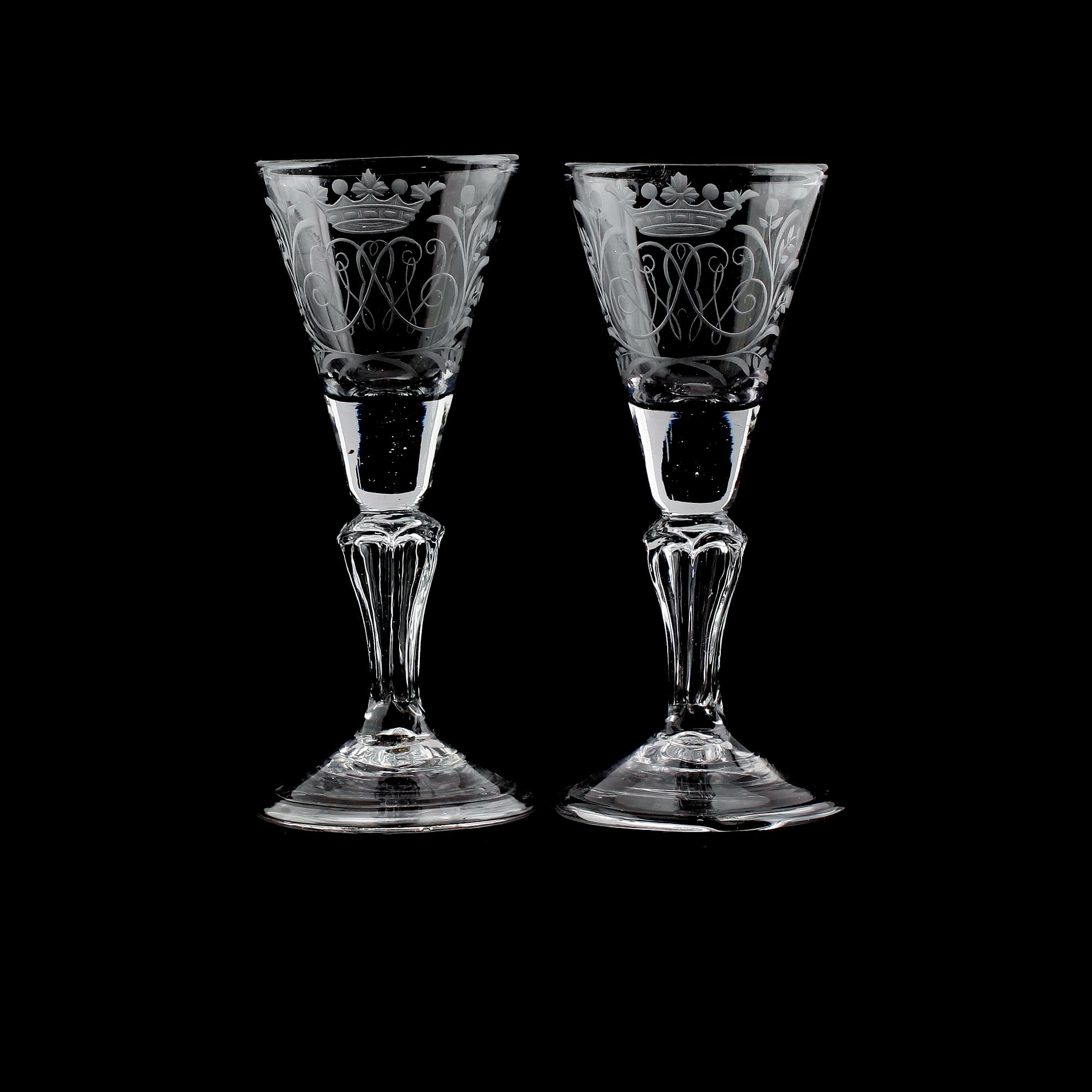 VINGLAS, 2 st, möjligen Kungsholms Glasbruk, 1700-tal.