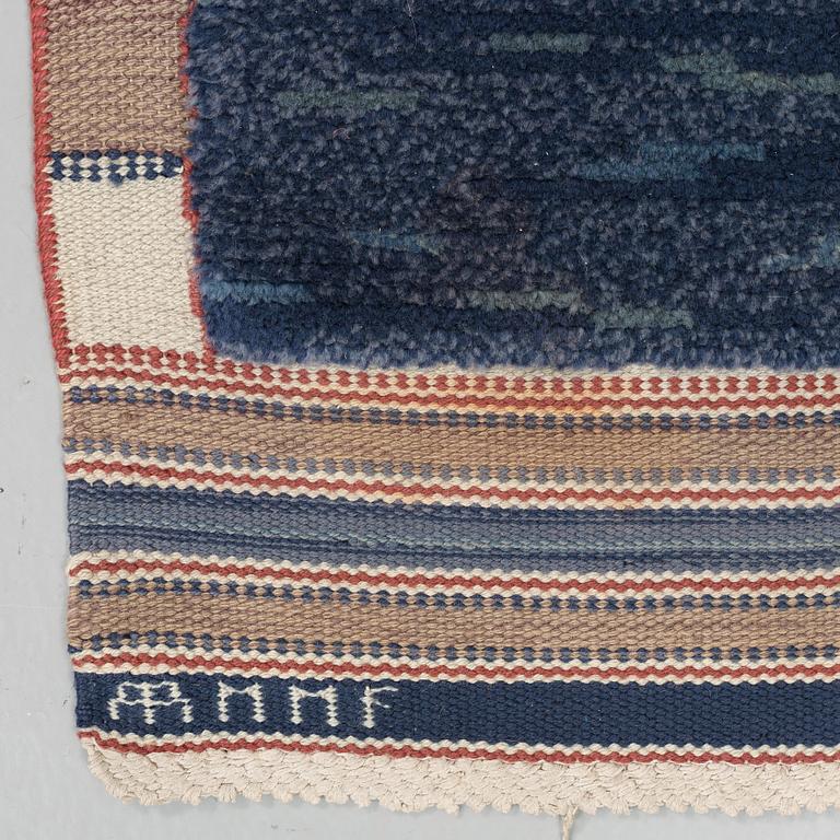CARPET. "Rutig blå halvflossa". Knotted pile in relief. 197 x 81 cm. Signed AB MMF.