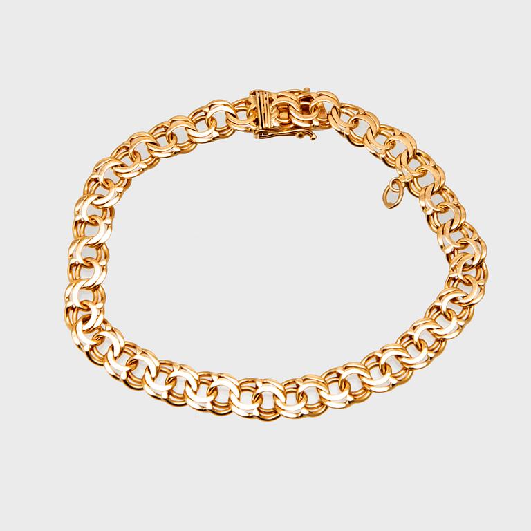 An 18K gold Bismarck link bracelet.