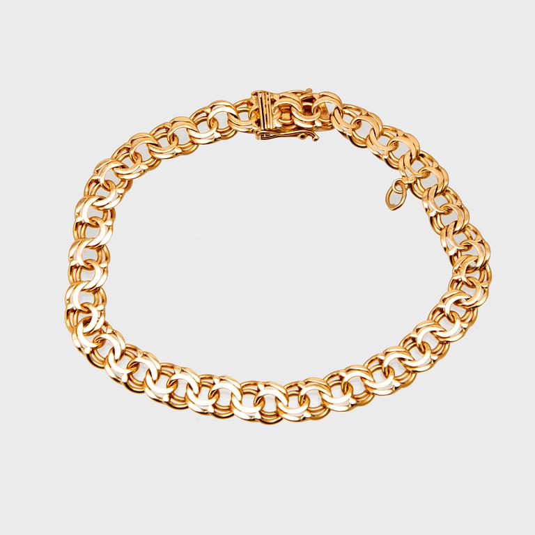 An 18K gold Bismarck link bracelet.