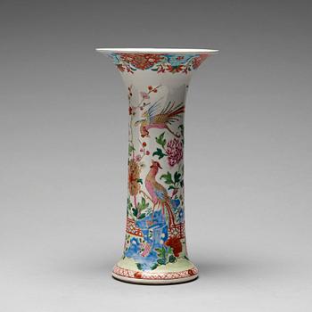 172. A large famille rose vase, Qing dynasty, Qianlong (1736-95).