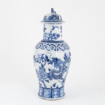 A blue and white 'dragon' vase with cover, late Qing dynasty / around 1900.