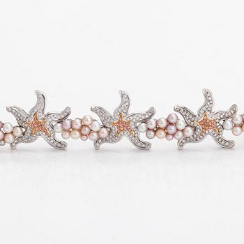 An 18K white- and yellow gold bracelet with diamonds ca. 2.30 ct in total, tourmalines and cultured pearls. Italy.