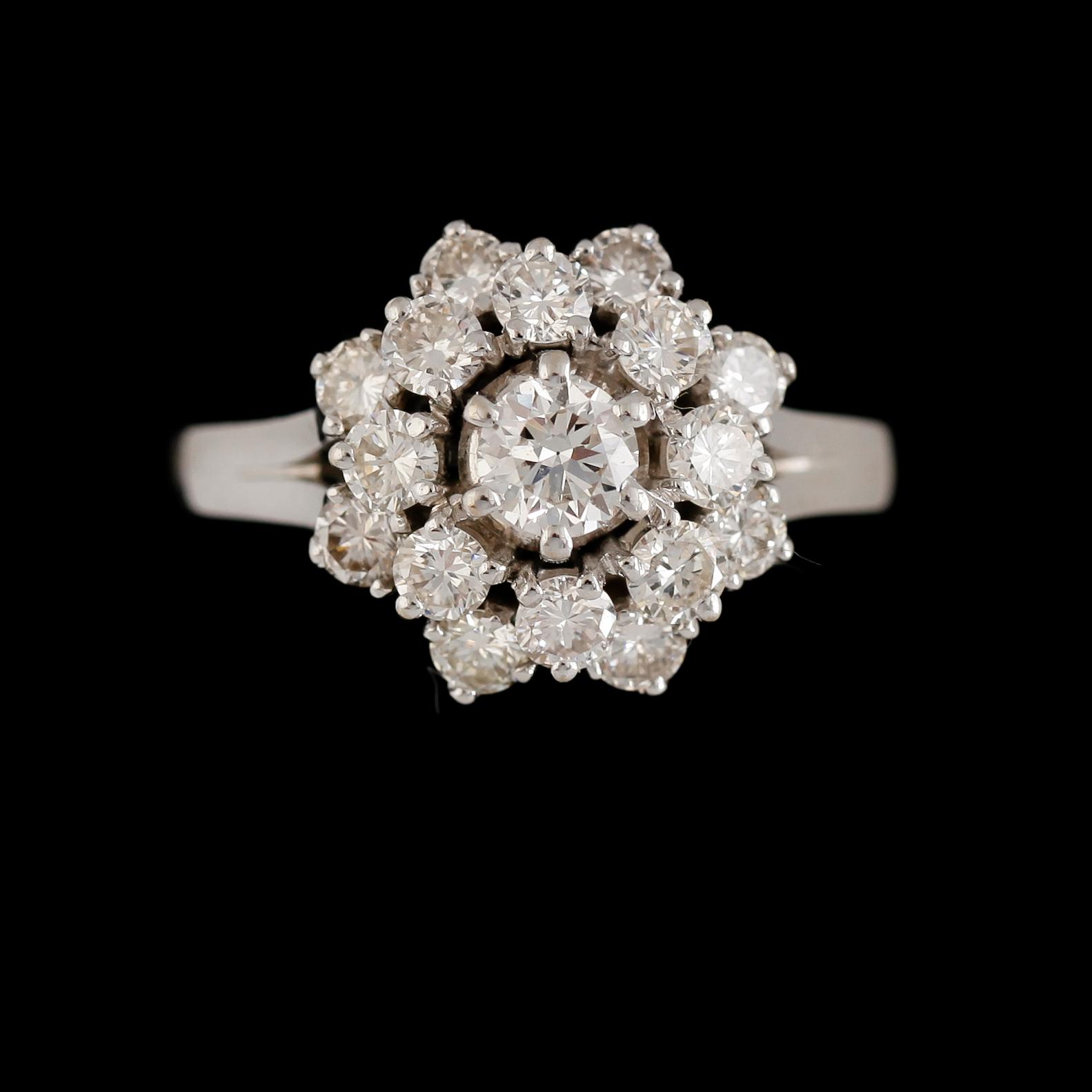 RING, 18K vitguld, briljantslipade diamanter tot ca 1.38 ct enligt certifikat GIA.