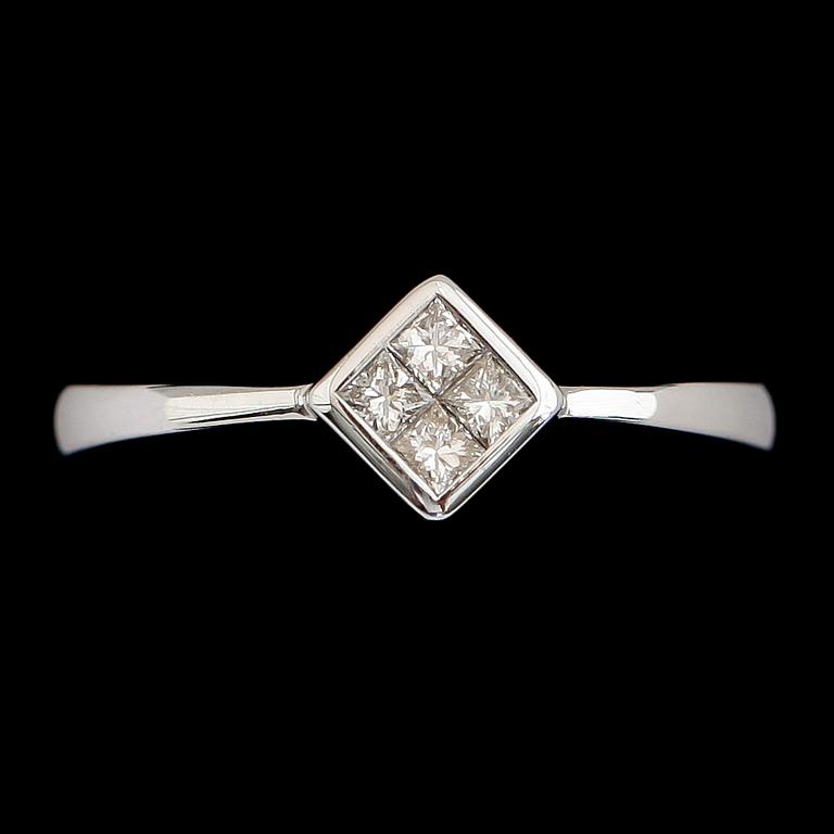 RING, 8 k vitguld med fyra små diamanter. Total vikt ca 3 gram.