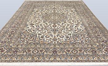 A Keshan carpet, approx. 340 x 244 cm.