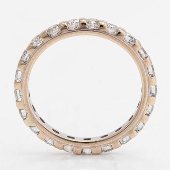 Ring, 18K guld helallians med briljantslipade diamanter, totalt ca 1.05 ct.