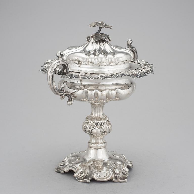 SOCKERSKÅL MED LOCK silver, nyrokoko, Gustaf Möllenborg Feron, Stockholm, 1854. Vikt ca 694 gram.