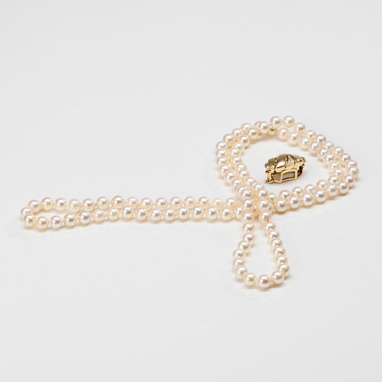 PÄRLCOLLIER, låset 18K guld, 6 diamanter, tot. 0,06 ct. 1990.