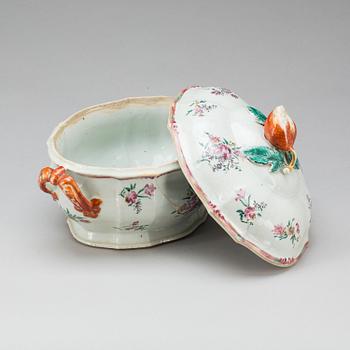TERRIN MED LOCK, porslin, Kina. Qianlong (1736-95).