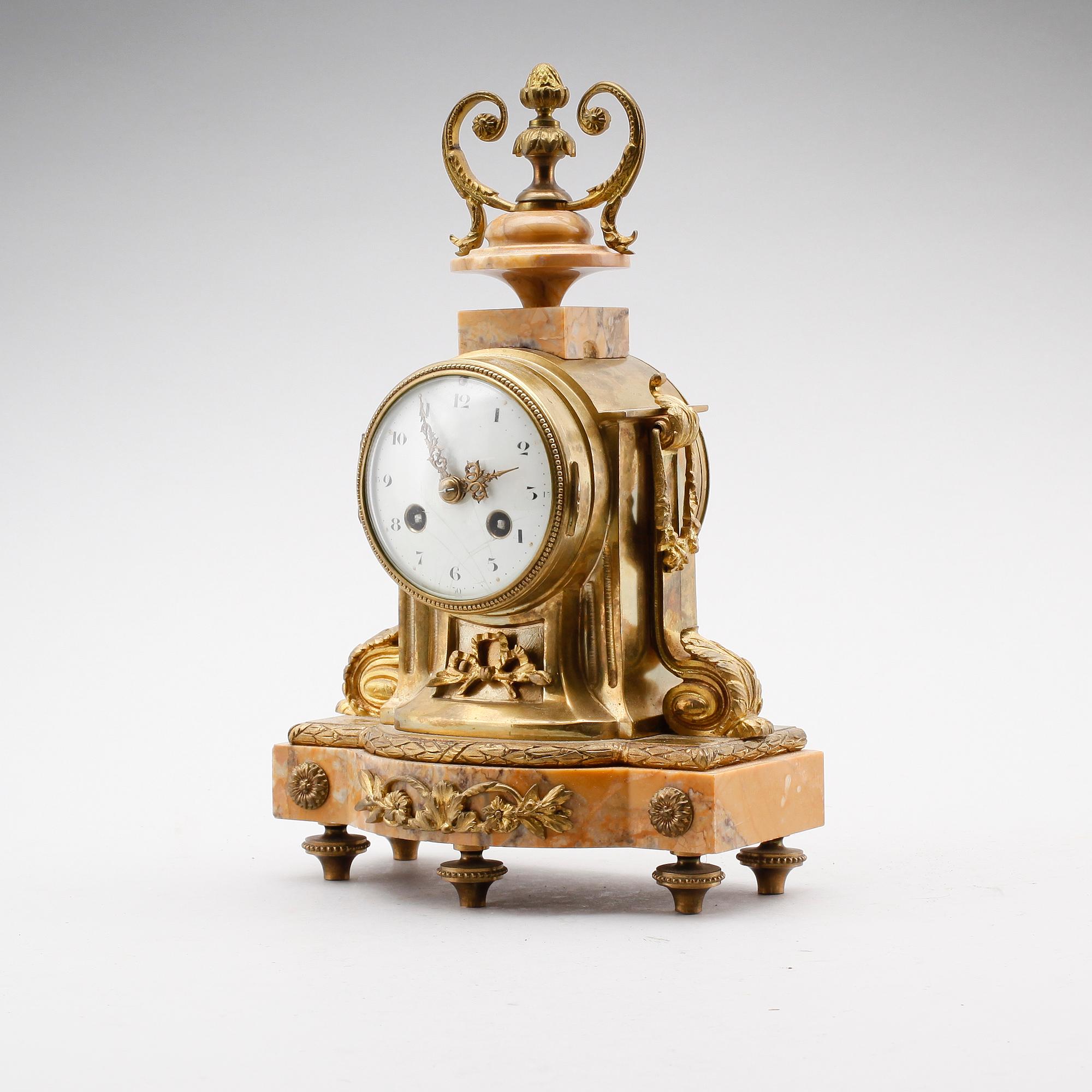 BORDSPENDYL, förgylld mässing och marmor, Frankrike, 1900-talets första hälft.