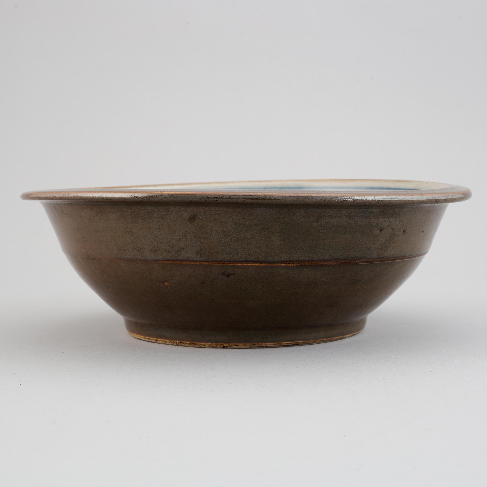 A blue and white and brown glazed wash basin, Qing dynasty, late 19th century.