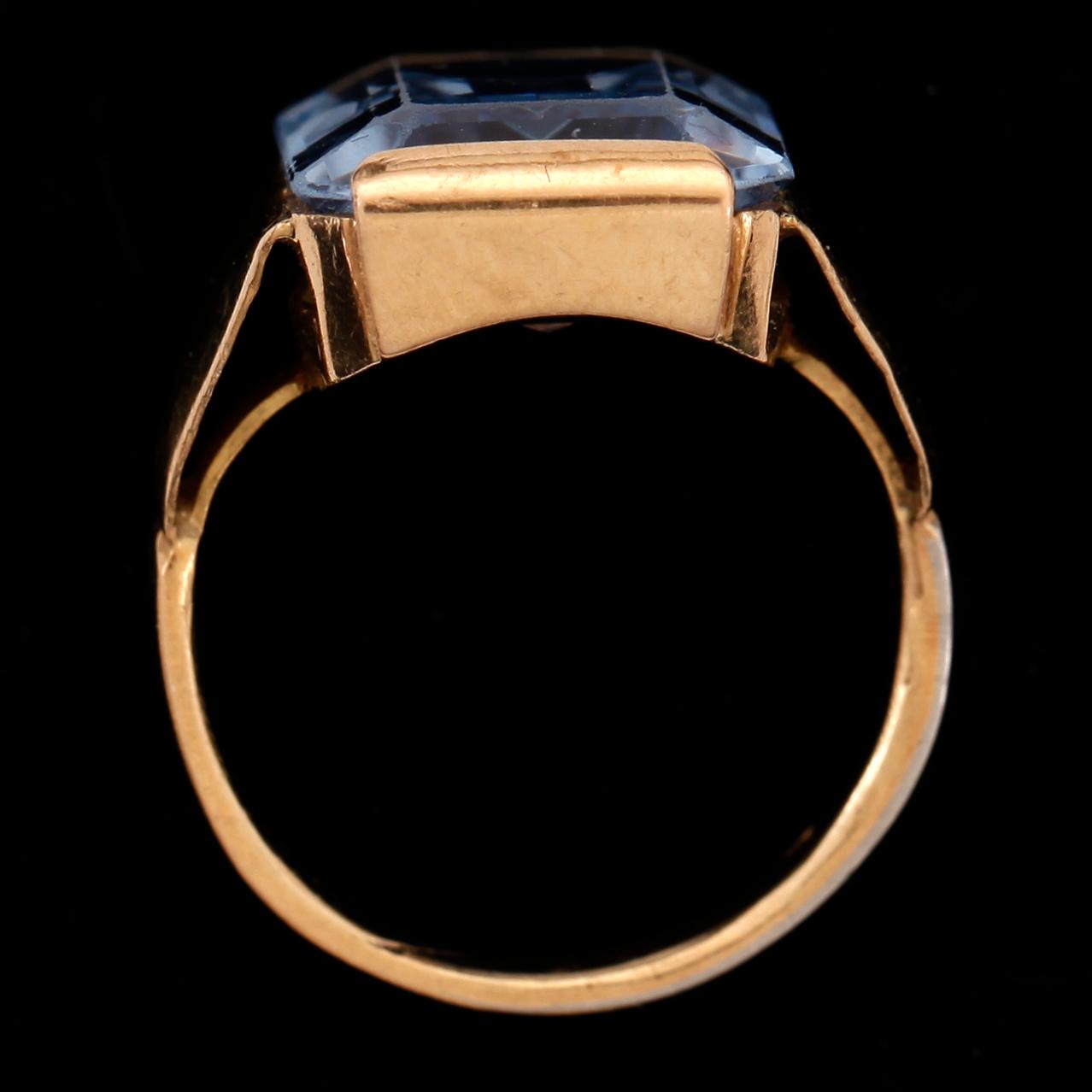 RING, 18k guld med syntetisk spinell. Vikt 5g.