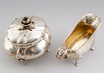 SOCKERSKÅL SAMT GRÄDDKANNA, silver, svenska importstämplar. Vikt ca 334 gram.