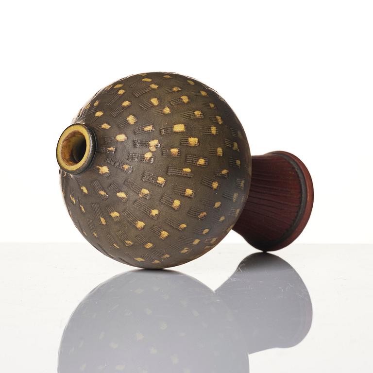 Wilhelm Kåge, a Farsta Spirea stoneware vase, Gustavsberg Studio 1949.
