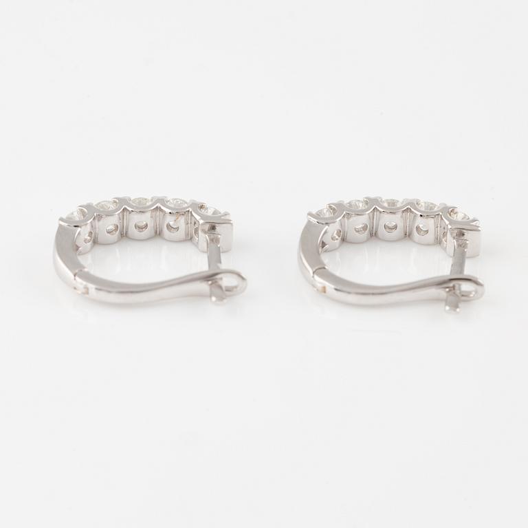 Creole earrings in 18K white gold with brilliant-cut diamonds.