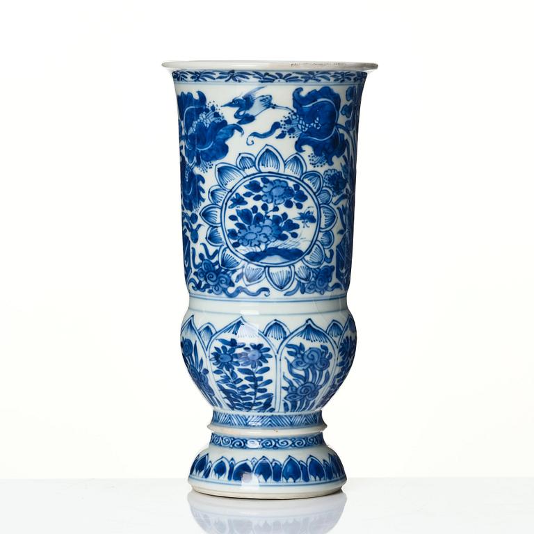 A large Chinese blue and white goblet, Qing dynasty, Kangxi (1662-1722).