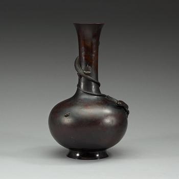 A Japanese bronze vase, ca 1900.